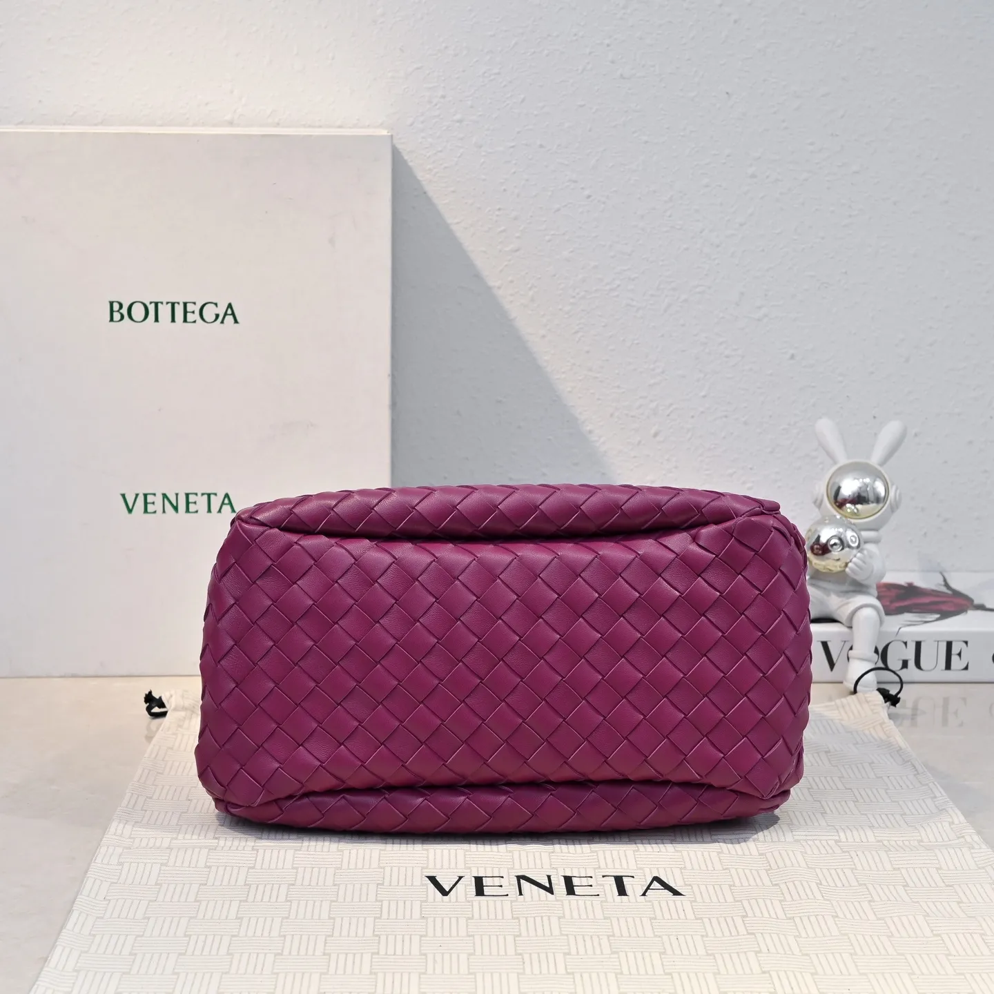 Batch 2160 new products are coming! BOTTEGA VENETA Bottega Veneta's 2025 new Campana shoulder bag is on the market~ First of all, I would like to praise the weight of this bag. As a not too small bag, it is very light for daily use. For people like me who need to carry a lot of belongings when going out, this advantage is great, and it greatly reduces the burden of traveling. 🛍️The shape is a bit like a combination of parachute and jodie. The blunt triangle shape is cute and honest. Carrying it on your back when going shopping is a good mood accelerator. The handles and body of the bag are both classic weaves. A tie is added to the original open design. If it is not tied up, the bag will look like a small vegetable basket when carried. Style number: 4249 Size: 33*20*16.5cm